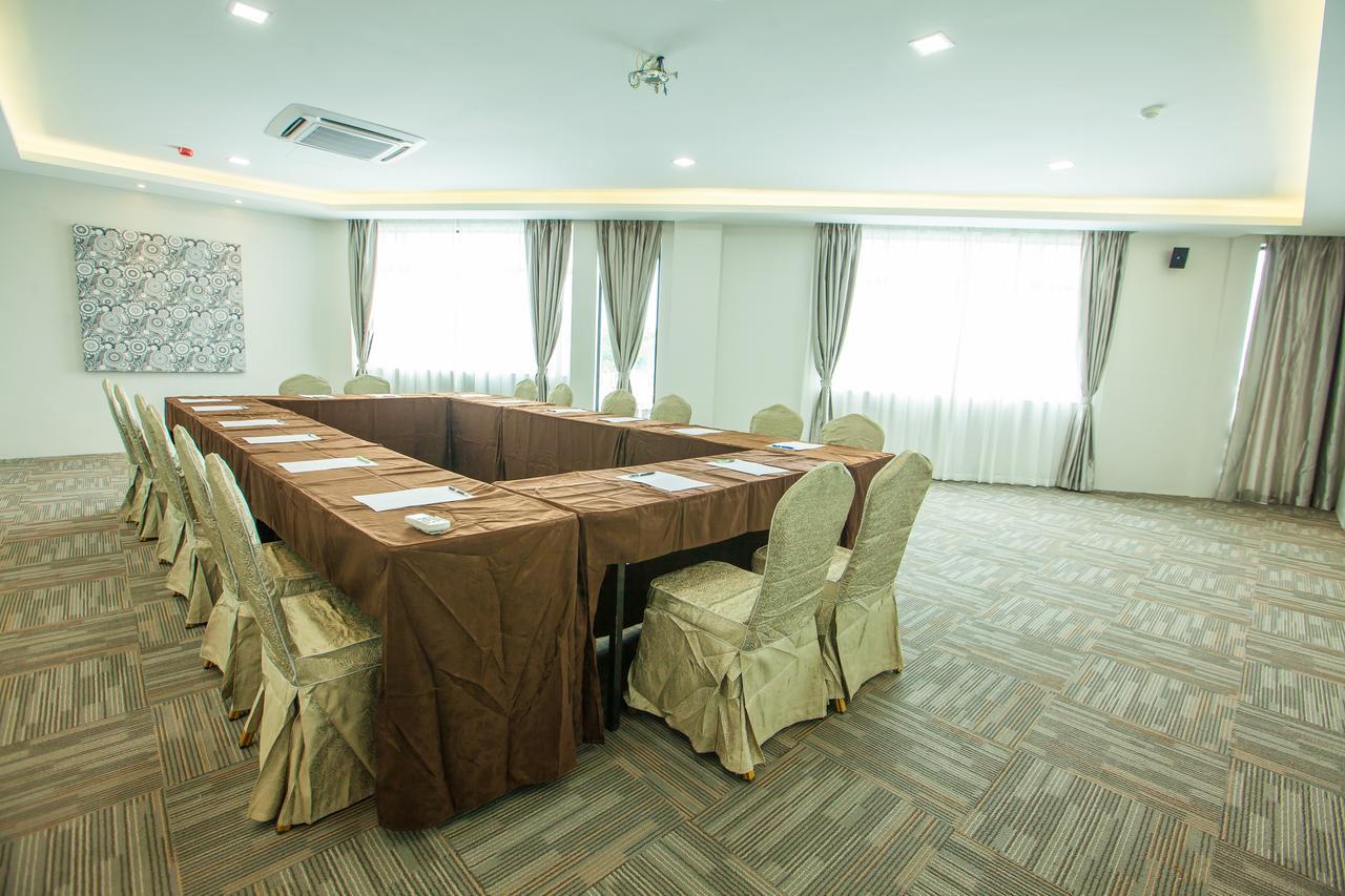 Bzz Hotel Skudai Buitenkant foto